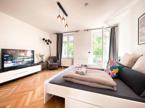 Zentrale Ferienwohnung mit Parkplatz, 2 Schlafzimmern, Küche, Waschmaschine & Balkon